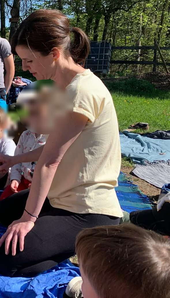 Iva se zpívajícími mísami mezi dětmi